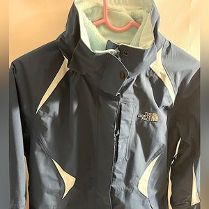 Woman’s medium northface hyvent jacket